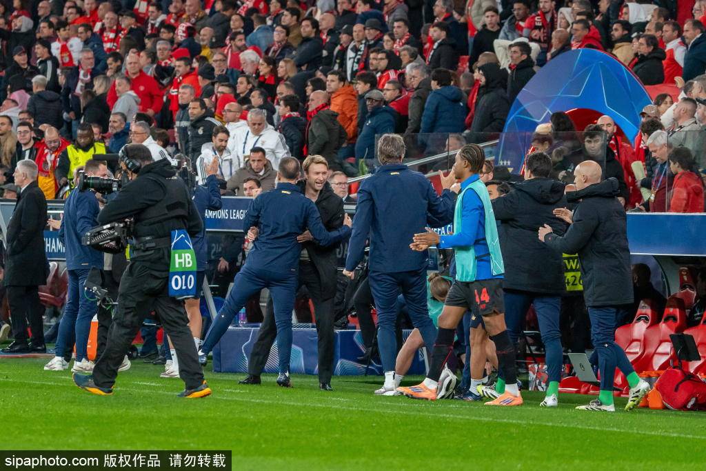 包含今夜体能课后，曼联篮板制胜备战英超，更衣室稳定，年轻球员得到机会的词条