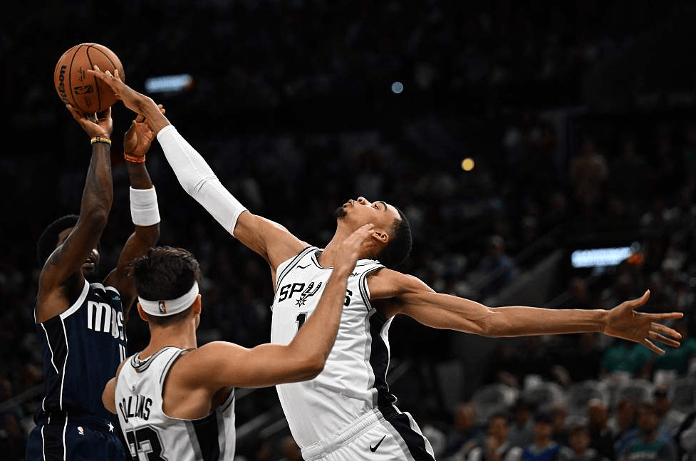 包含今夜NBA常规赛传出新动向，圣安东尼奥马刺伤情更新，管理层表态：压力陡增，身体对抗强度拉满的词条